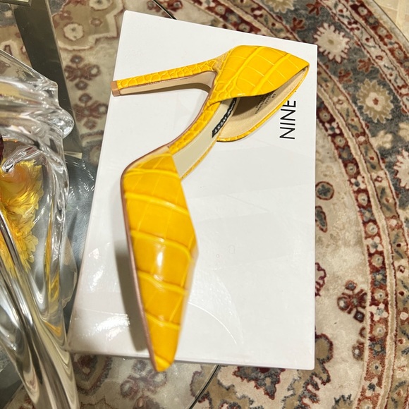 SHOES - Picture 2 of 5